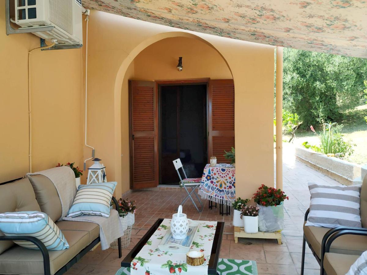 Family Holiday Apartment With Garden & Bbq Velonádes Esterno foto