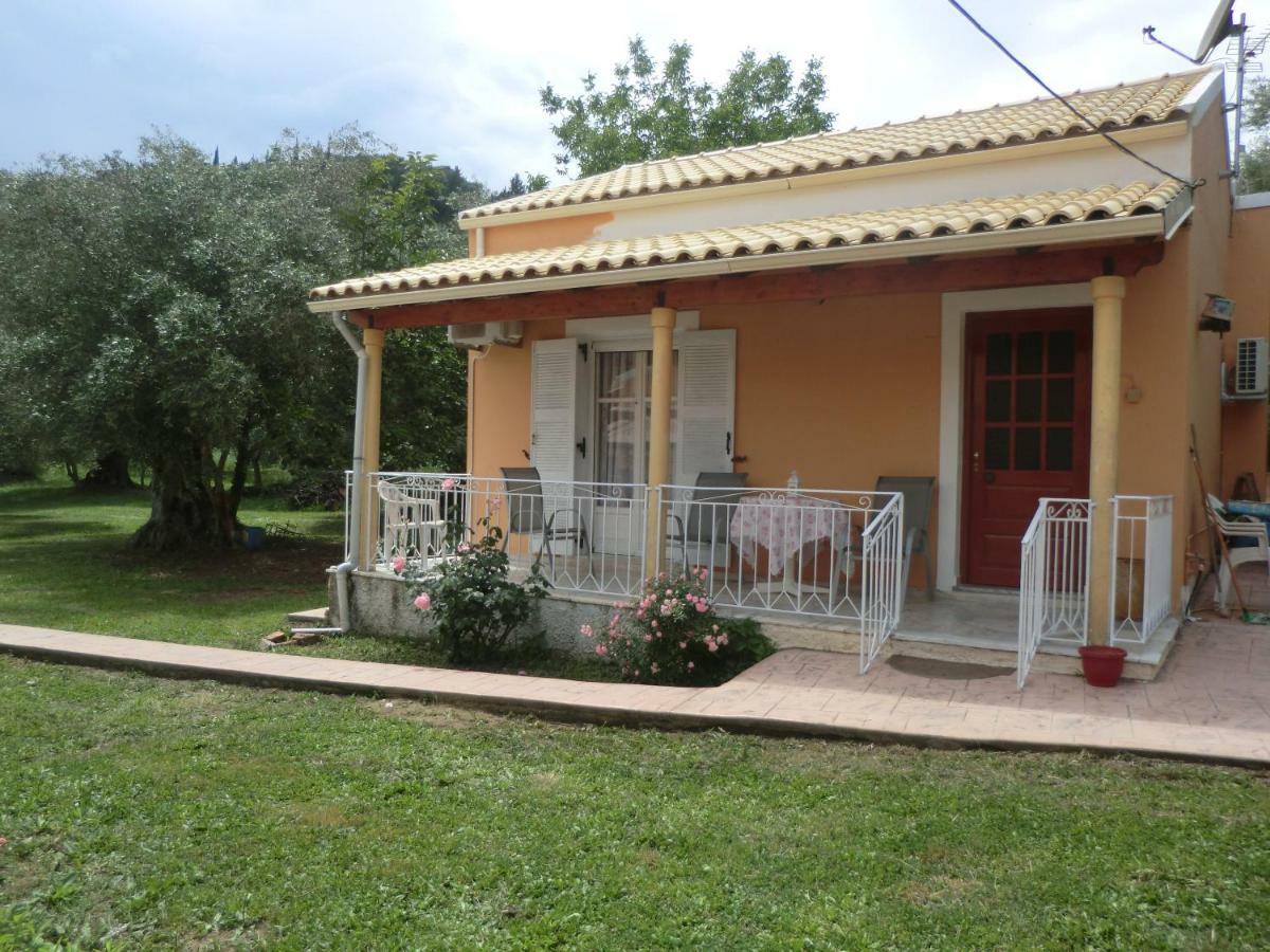 Family Holiday Apartment With Garden & Bbq Velonádes Esterno foto
