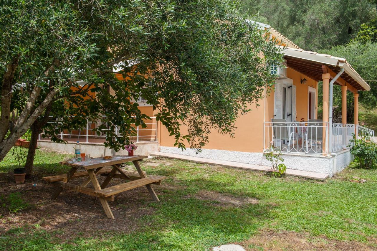 Family Holiday Apartment With Garden & Bbq Velonádes Esterno foto