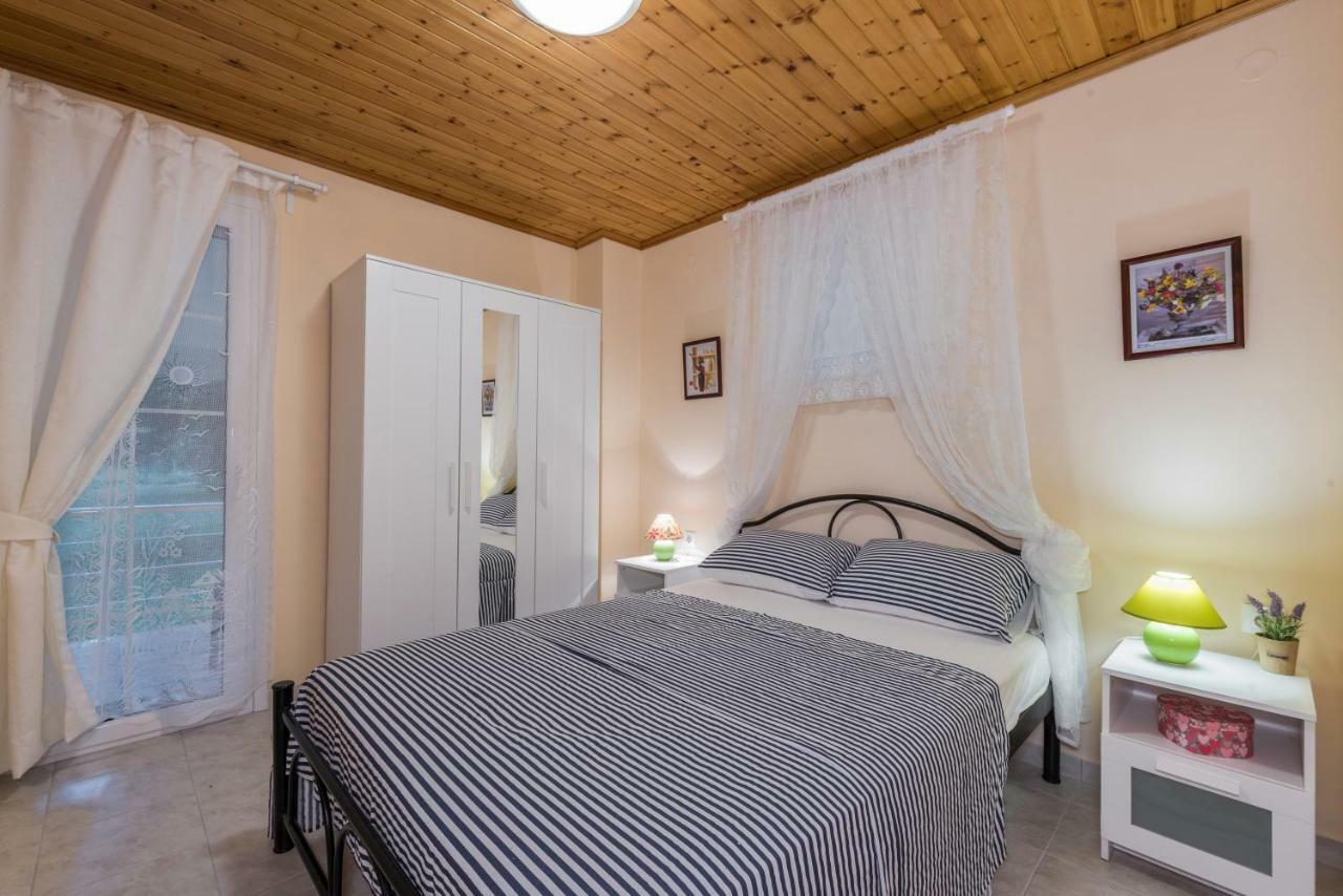 Family Holiday Apartment With Garden & Bbq Velonádes Esterno foto