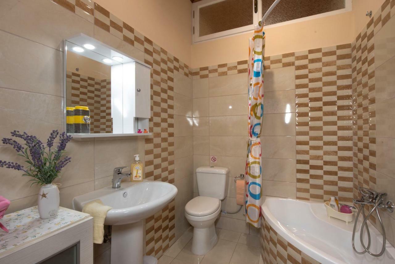 Family Holiday Apartment With Garden & Bbq Velonádes Esterno foto