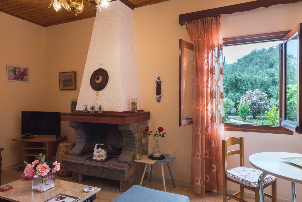 Family Holiday Apartment With Garden & Bbq Velonádes Esterno foto