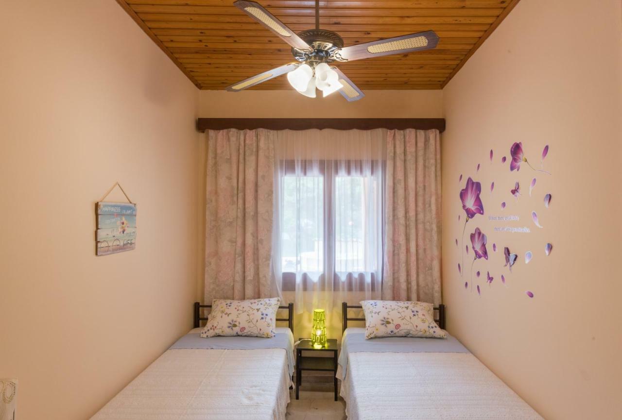 Family Holiday Apartment With Garden & Bbq Velonádes Esterno foto