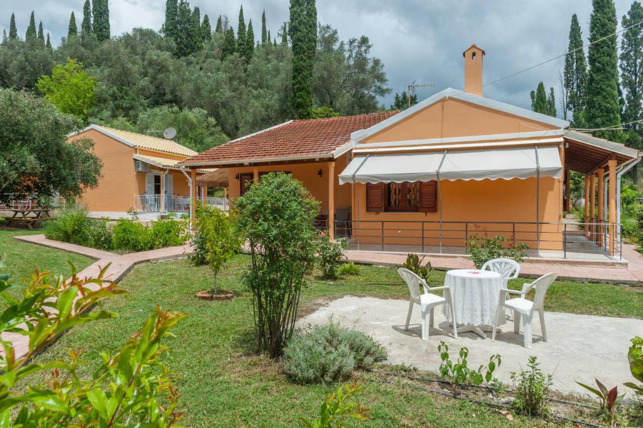 Family Holiday Apartment With Garden & Bbq Velonádes Esterno foto