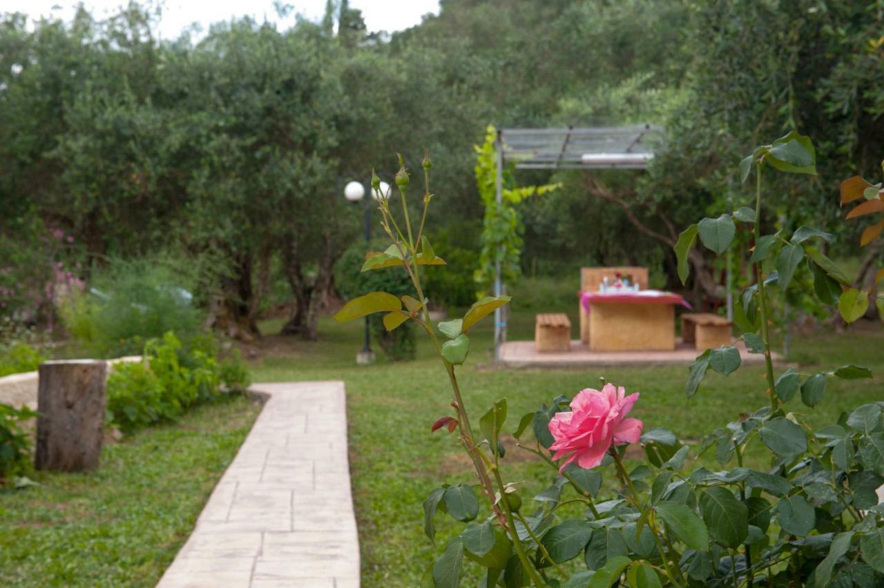 Family Holiday Apartment With Garden & Bbq Velonádes Esterno foto