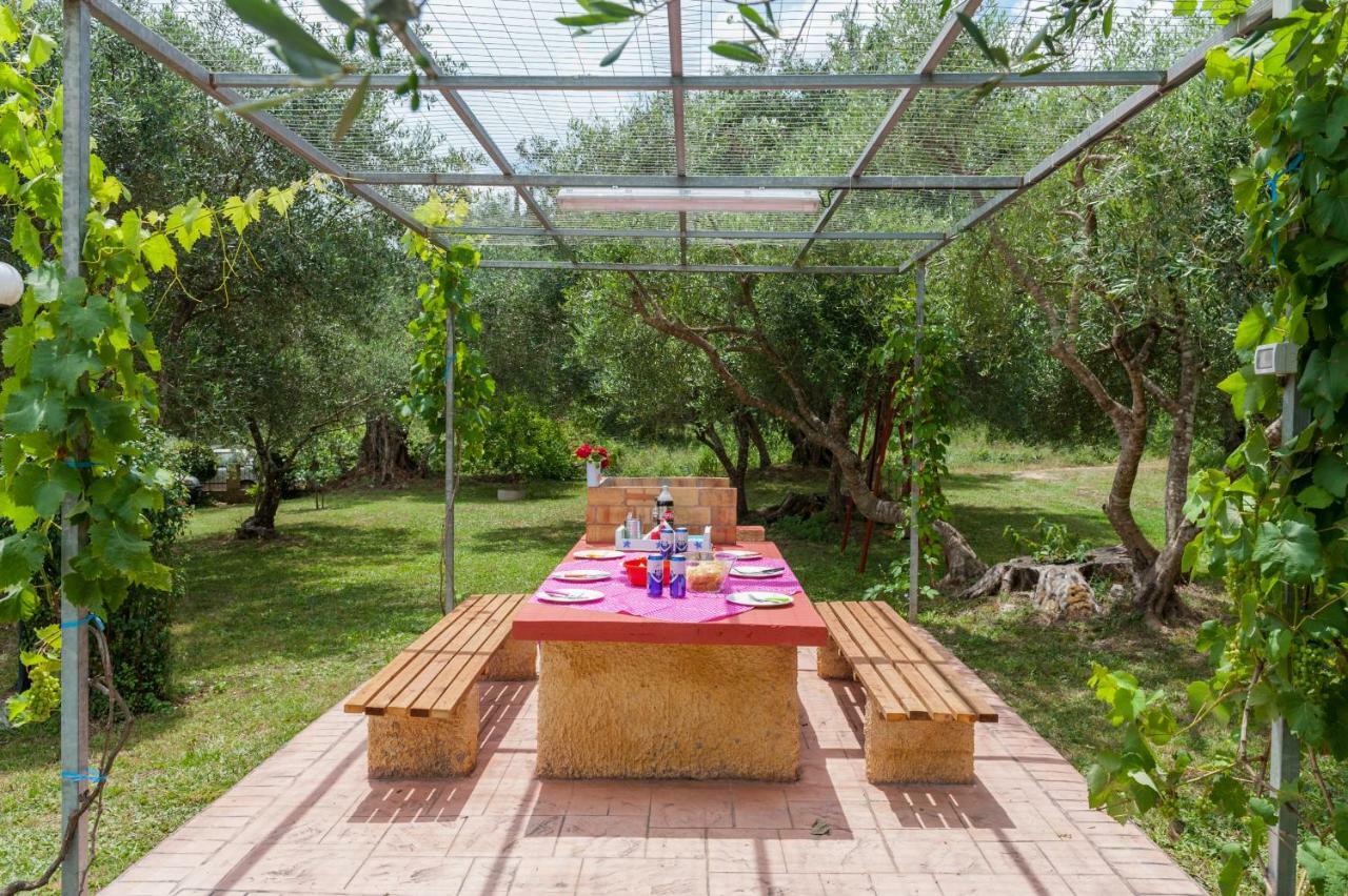 Family Holiday Apartment With Garden & Bbq Velonádes Esterno foto