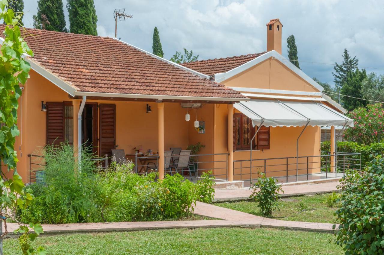 Family Holiday Apartment With Garden & Bbq Velonádes Esterno foto