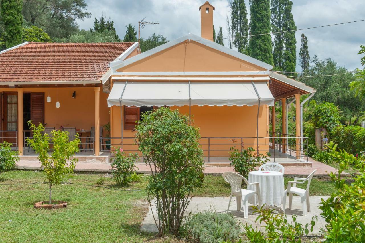 Family Holiday Apartment With Garden & Bbq Velonádes Esterno foto